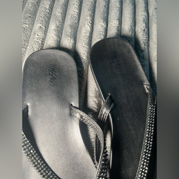 Stylish Black Sandals with Rhinestone Straps - Picture 3 of 4